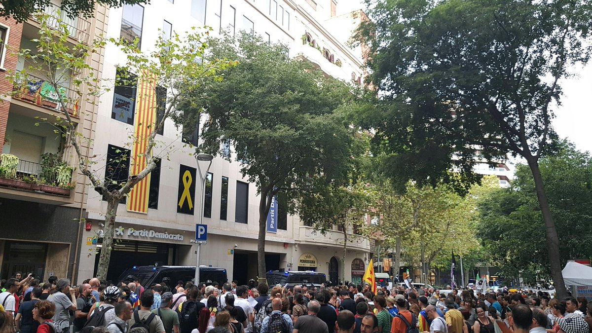 BARCELONA (ESPAÑA), 02.08.2018. Vista de una grupo de CDR durante su asedio a la sede de Convergencia-PDECAT-JxCAT en Barcelon. lasvocesdelpueblo