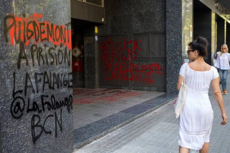 Los Mozos, muy irritados por una pintada contra Puigdemont en consulado de Bélgica