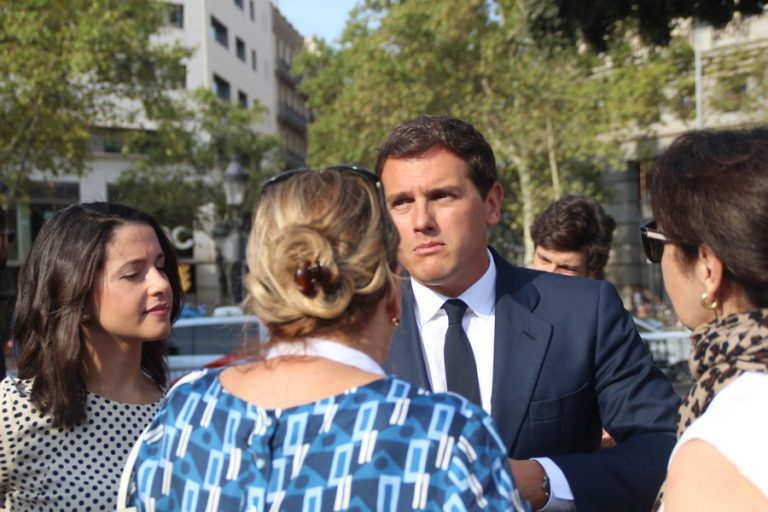 Cs denuncia la «persecución» de Mozos contra españoles que retiran símbolos fascistas