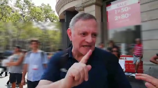 BARCELONA (ESPAÑA), 17.08.2018. Un racista antiespañol pierde los nervios, increpa y ataca a las españolas pacíficas españolas. Lasvocesdelpueblo