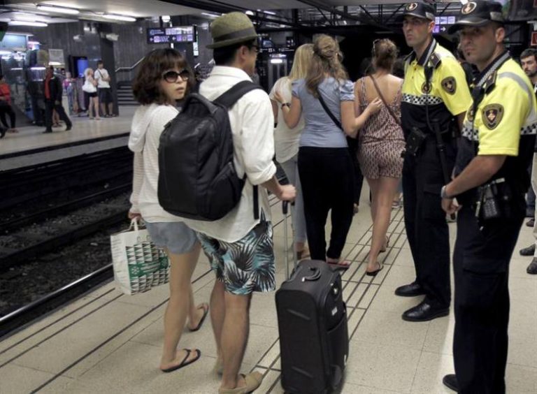 Detenidos carteristas pillados in fraganti robando a turista en el Metro de Barcelona