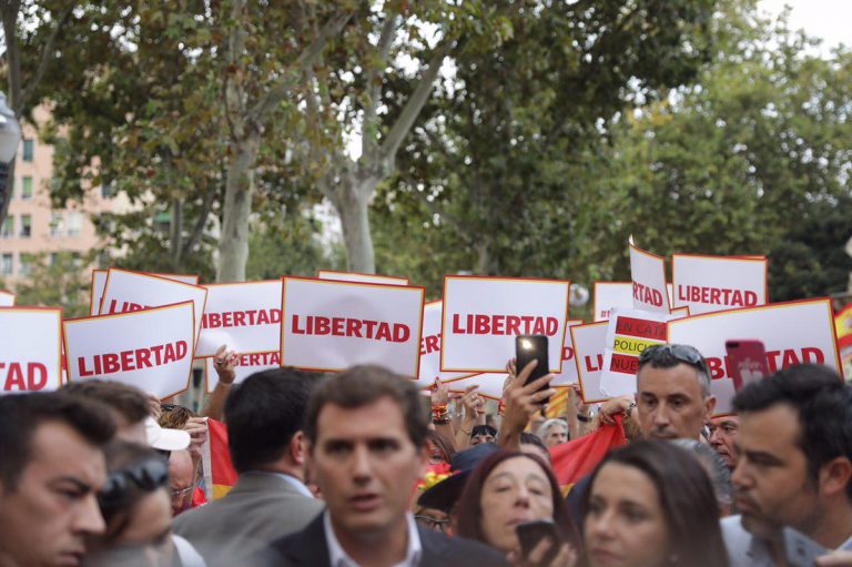 La Ciutadella clama contra la «policía política» de Torra y apoya a la agredida española