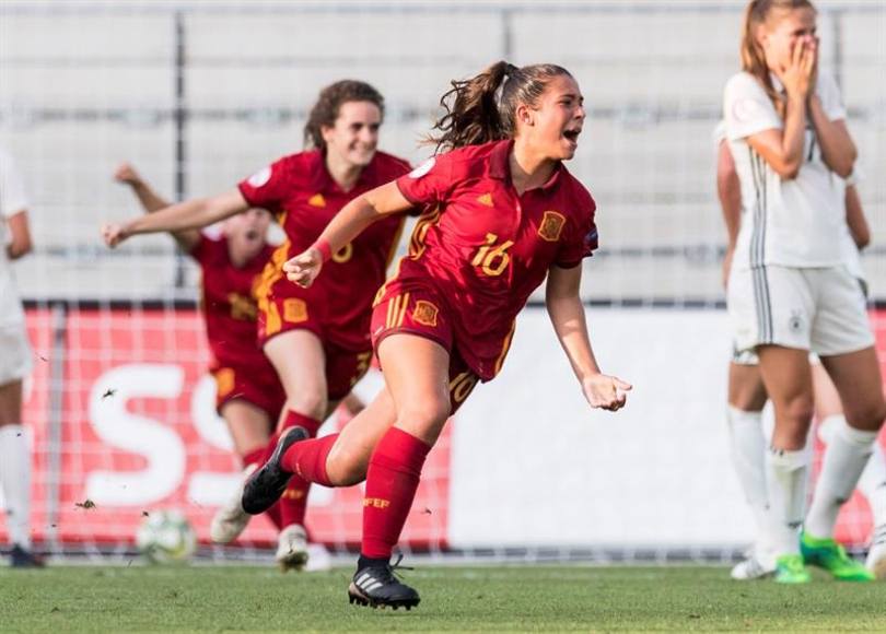 BIEL (SUIZA), 30.07.2018. La jugadora española Maria Llompart (c) celebra tras marcar el 1-0 durante encuentro de la final del torneo europeo femenino sub-19. Efe.
