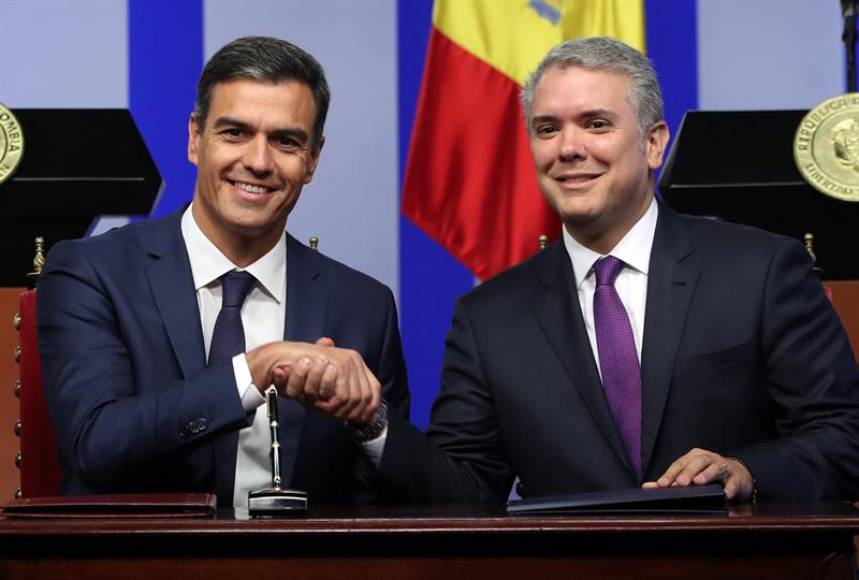 BOGOTÁ (COLOMBIA), 30.08.2018. El presidente del Gobierno español, Pedro Sánchez (i), estrecha la mano del presidente de Colombia, Iván Duque. Efe