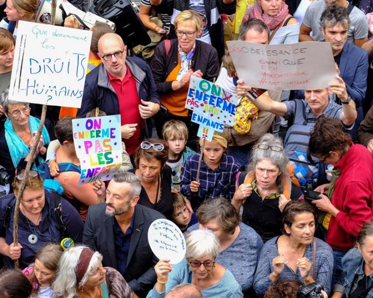 BRUSELAS (BÉLGICA), 16.08.2018. Cientos de personas participan en una protesta en Bruselas (Bélgica), el pasado 16 de agosto después de que una familia de inmigrantes. Efe