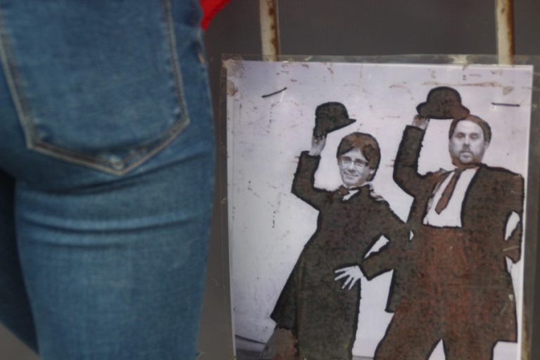 FOTOGRAFÍA. CABRILS (BARCELONA) REINO DE ESPAÑA 26.08.2018. La disidencia española muestra en su cartel improvisado a los principales delincuentes golpistas —el expresidente del Gobierno de la Generalidad, Carles Puigdemont  Casamajó (i), y el vicepresidente del Govern de la Generalitat de Catalunya, Oriol Junqueras Vies (d). Los voluntarios de la gran manifestación de la Resistencia contra el golpe, que tendrá lugar en Barcelona el próximo sábado 9 de septiembre de 2018 y organizada por el empresario español Manuel Opazo, llamado "9-S", resisten en Cabrils, comarca del Maresme (Barcelona) Reino de España. Los Mozos de Escuadra, Policía de la Generalidad de Cataluña, identifiquen a periodistas españoles, tras una llamada de un "mozo separatista" integrante de los grupos violentos secesionistas autoproclamados "Comité de Defensa de la República Catalana (CDR)". "La Policía política" del secesionismo amarilla pretende que los profesionales borren las imágenes de sus compañeros separatistas integrantes de los CDR contra el Reino de España y a favor del golpismo en Cataluña. Los periodistas, como no podría ser de otra manera, han rechazado el borrado de su trabajo hasta final, en defensa de la libertad de expresión, mientros otros publicaban las imágenes de los Mozos identificando a los periodistas en redes sociales para que conste que en Cataluña hay un régimen totalitario que persigue ya a la prensa. Lasvocesdelpueblo (Ñ Pueblo)