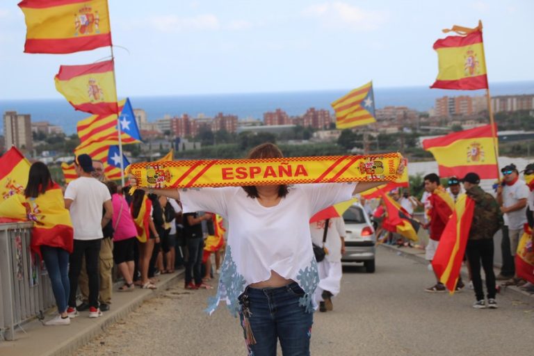 FOTOGRAFÍA. PUENTE DE CABRILS (BARCELONA) ESPAÑA, 26.08.2018. Una española destaca entre banderas de España y trapos del independentismo en el puente d ela localidad barcelonesa de la comarca del Maresme, durante el acto de las voluntarias españolas y españoles sobre el 9-S del empresario José Manuel Opazo, boicoteado por independentistas y CDR con apoyo de mozos independentistas. Lasvocesdelpueblo
