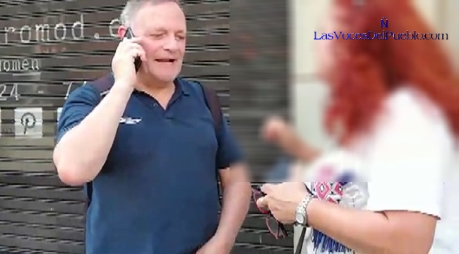 CALLE PELAYO (BARCELONA) ESPAÑA, 17.08.2018. Un independentista se toca la polla y escupe a las espñolas en Barcelona. Ñ Pueblo Lasvocesdelpueblo