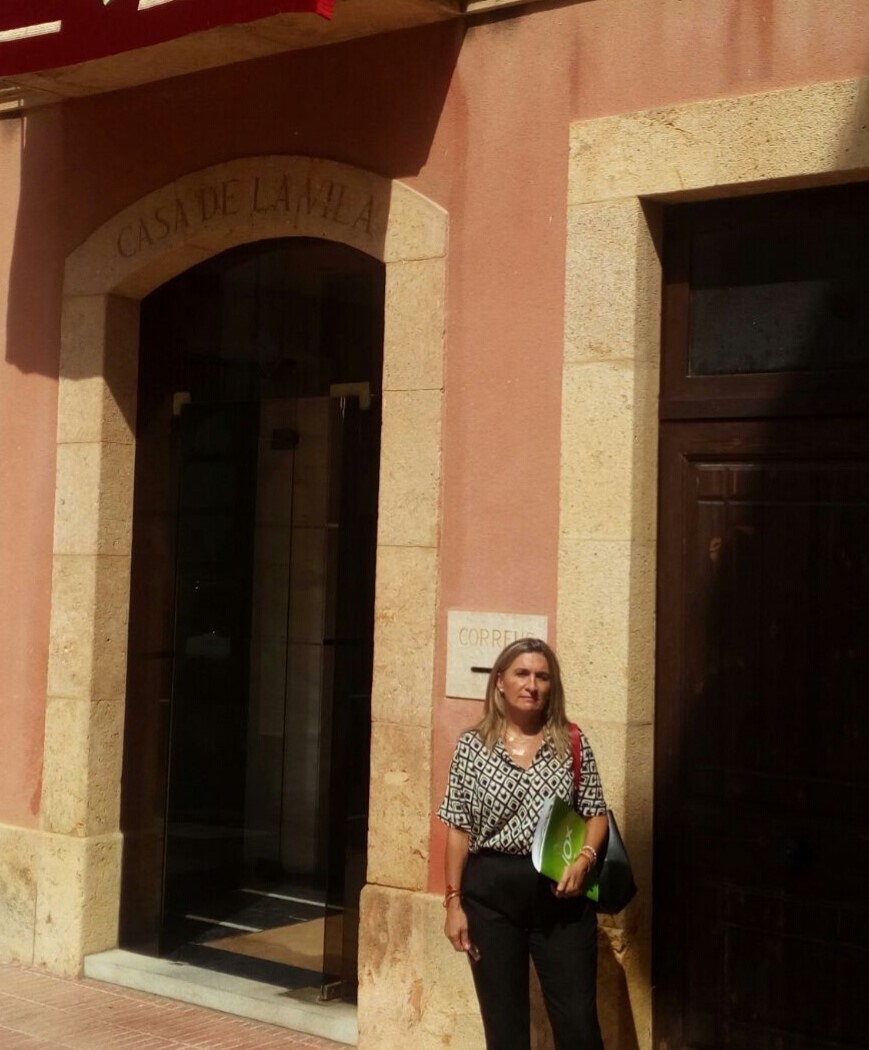 CATLLAR (TARRAGONA) ESPAÑA, 21.08.2018. La líder de VOX en Tarragona, Isabel Lázaro, después de personarse ante el Ayuntamiento de Catllar (Tarragona). lasvocesdelpueblo