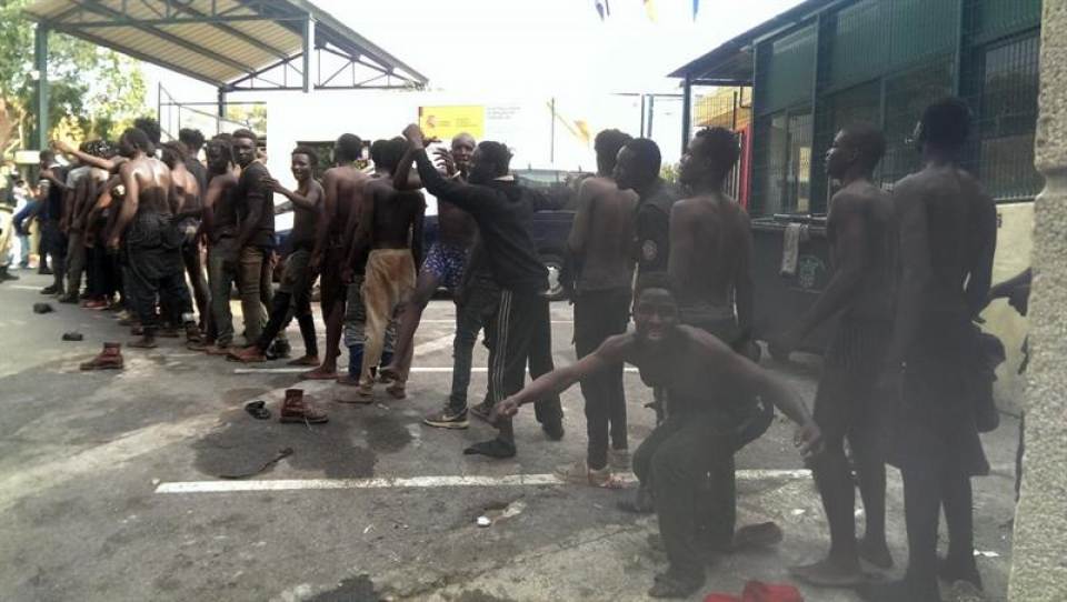 CEUTA (ESPAÑA), 22.08.2018. Un total de 116 inmigrantes subsaharianos lograron saltar la valla fronteriza que separa Ceuta de Marruecos el pasado miércoles. Efe.