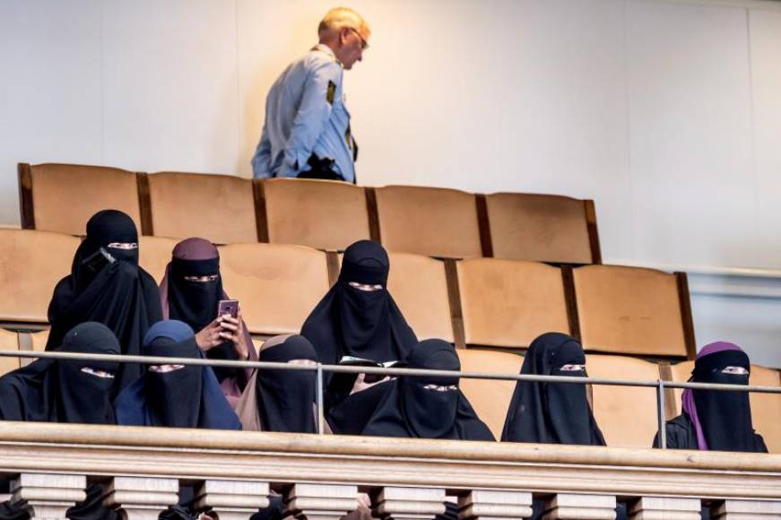 COPENHAGUE (DINAMARCA), AÑO 2017. Vista de unas mujeres que llevan nicab permanecen en la tribuna de invitados del Parlamento en Copenhague, Dinamarca. Archivo Efe