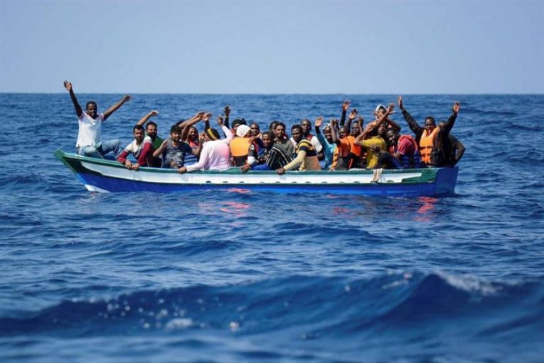 Aquarius ya tiene otros 141 inmigrantes y exige un puerto seguro y cercano como España