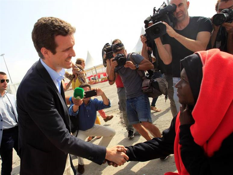 CÁDIZ (ALGECIRAS), 01.08.2018. El presidente del PP, Pablo Casado (i) durante su visita en Algeciras (Cádiz) a las instalaciones para la atención de inmigrantes. Efe