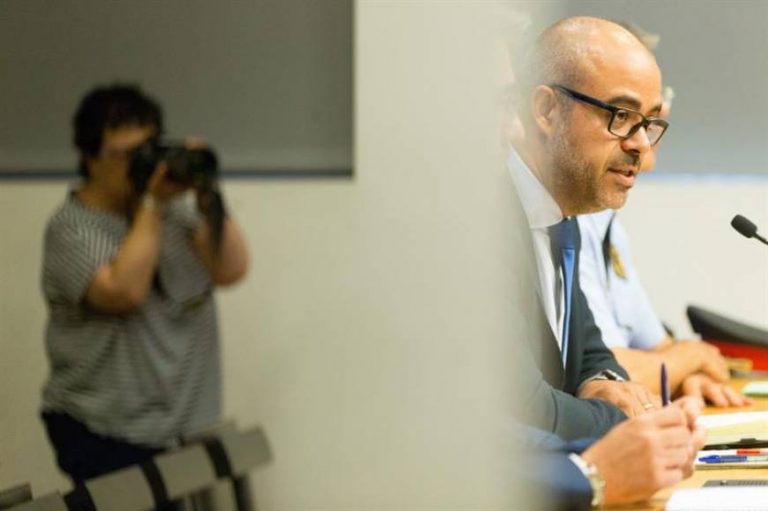 El fascismo amenaza con represalias contra españolas y españoles que retiran símbolos nazis