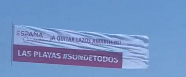 Avioneta sobrevuela Cataluña con «¡A quitar lazos amarillos! Las playas son de todos»