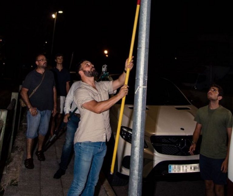 Abascal y cargos de VOX quitan los lazos amarillos en Cataluña