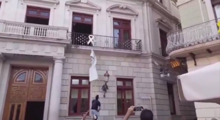 Los catalanes tumban la pancarta de presos separatistas en la fachada del Ayuntamiento de Reus