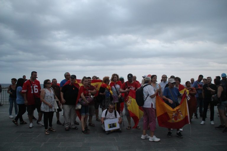 Españolas muestran su cariño ante el Hospital a la española agredida por independista