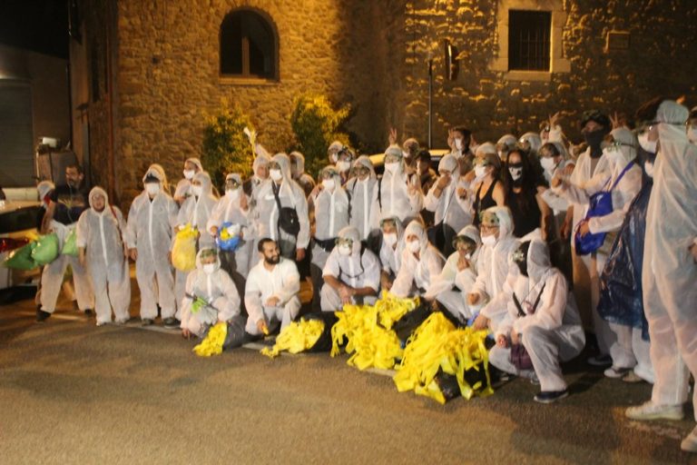 La resistencia con el apoyo de Suiza libera Gerona de lazos amarillos