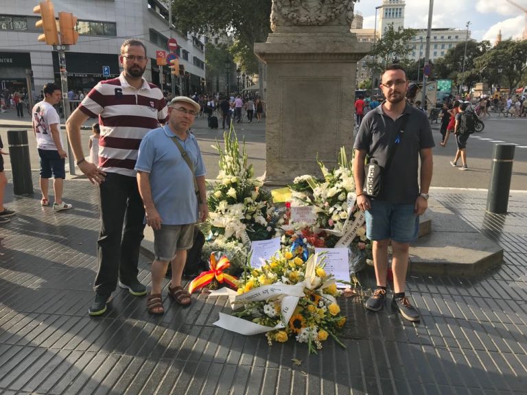 VOX Tarragona arropa a víctimas del 17-A en una ofrenda floral en Ramblas de Barcelona