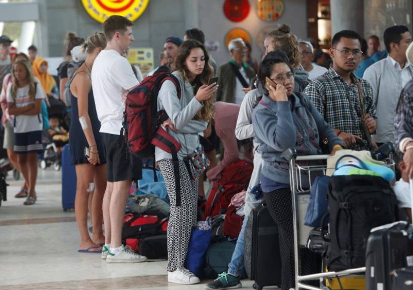 LOMBOK (INDONESIA), 06.08.2018. Turistas extranjeros esperan en los mostradores de facturación del aeropuerto Internacional Praya en Lombok (Indonesia). Efe.