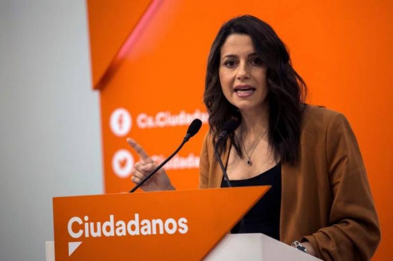 Arrimadas: Ante la «agresión» de la española por retirar lazos «no se puede mirar para otro lado»
