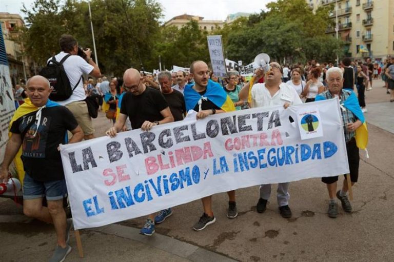 Los Vecinos a Ada Colau: «Basta, estamos hartos de la inseguridad e incivismo»