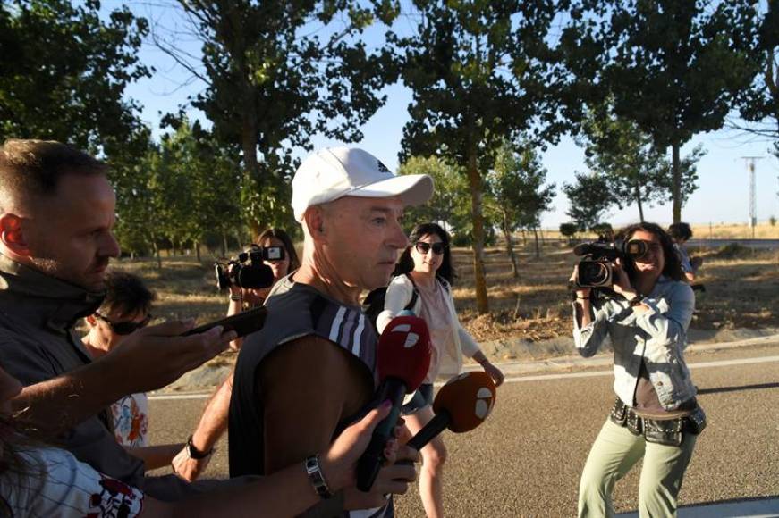 MADRID (ESPAÑA), 05.08.2018. El histórico etarra Santiago Arrospide Sarasola 'Santi Potros (c), ha salido de la prisión de Topas, en Salamanca. Efe.