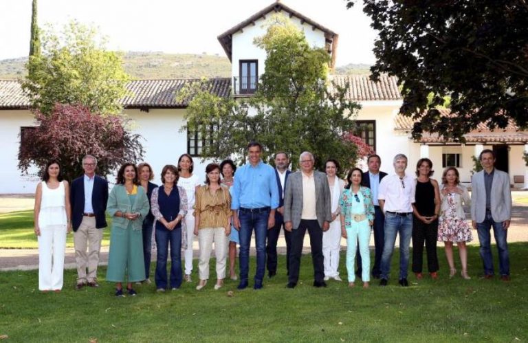 Sánchez presenta su Gobierno en una finca como un «Gobierno justo y progre»