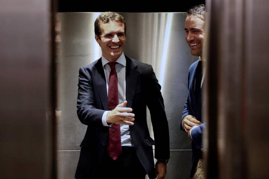 MADRID (ESPAÑA), 27.08.2018. El líder del PP, Pablo Casado (i), y el diputado popular Teodoro García tras la reunión que la Diputación Permanente del Congreso celebra hoy. Efe