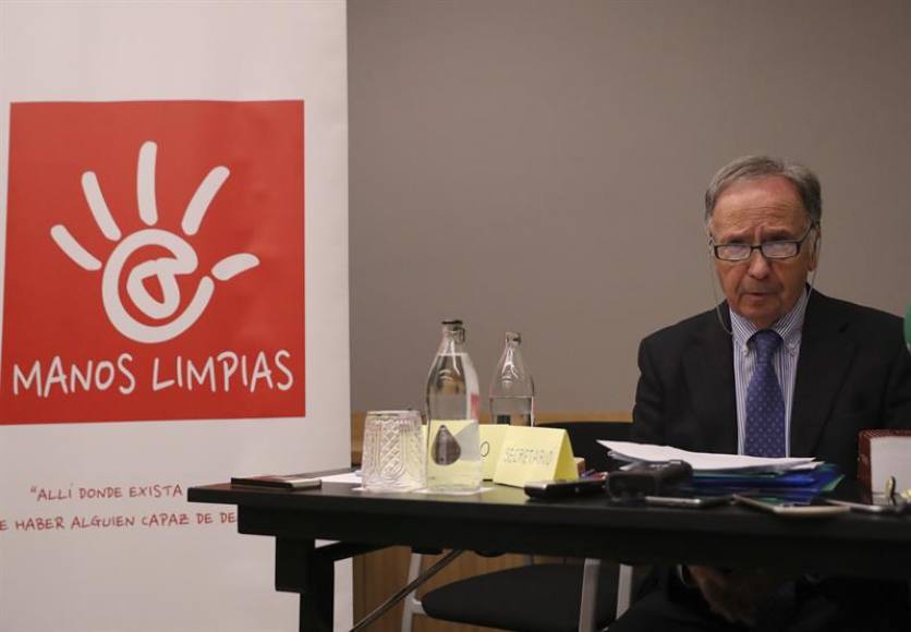 MADRID (ESPAÑA), AÑO 2016. El secretario general de Manos Limpias, Miguel Bernad, ofrece una rueda de prensa. Efe.