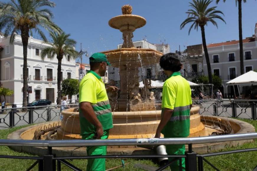 MÉRIDA (ESPAÑA), 01.08.2018. Un grupo de operarios trabaja al sol en Mérida hoy, miércoles 1 de agosto de 2018. Efe