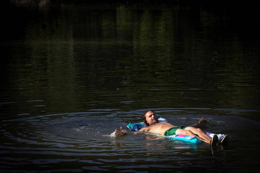 PAMBLONA (ESPAÑA), 06.08.2018. Un hombre se refresca en el río Arga a su paso por Pamplona, hoy. Efe.