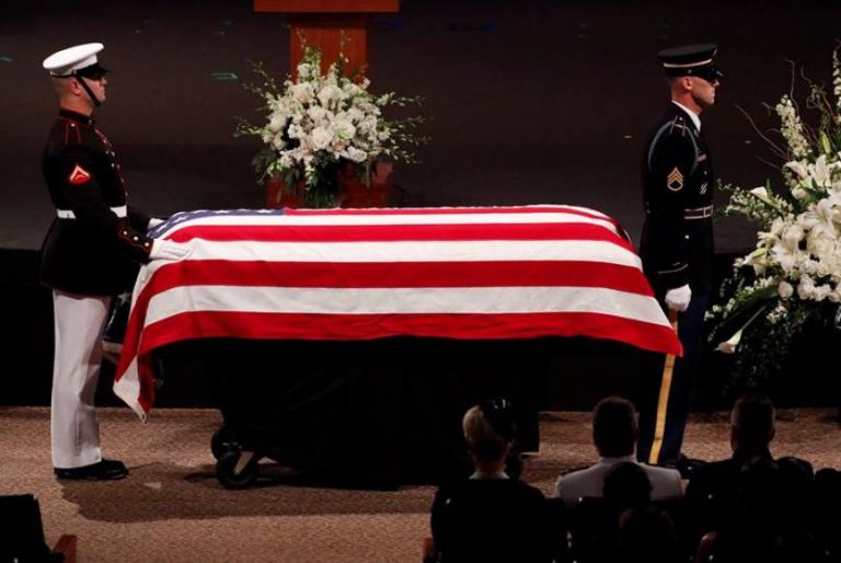 Arizona despide la «verdadero héroe» estadounidense John McCain