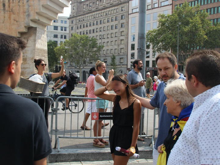 PLAZA DE CATALAUÑA DE BARCELONA (BARCELONA) ESPAÑA, 17.08.2018. Una joven separatista rota, visiblemente sin alma, después de escuchar la verdad. Lasvocesdelpu (3)