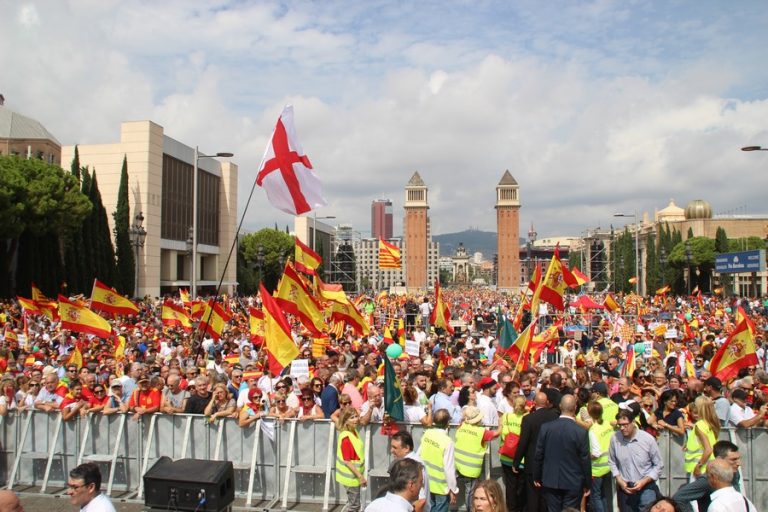 Medio millón de catalanes claman contra «agresiones» independentistas y «pactos» de Sánchez