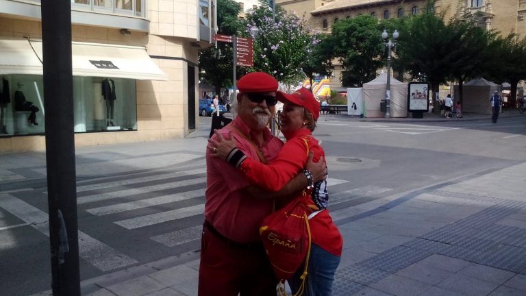 Catalanes piden ayuda a cambio de abrazo en un baño de españolidad en Aragón