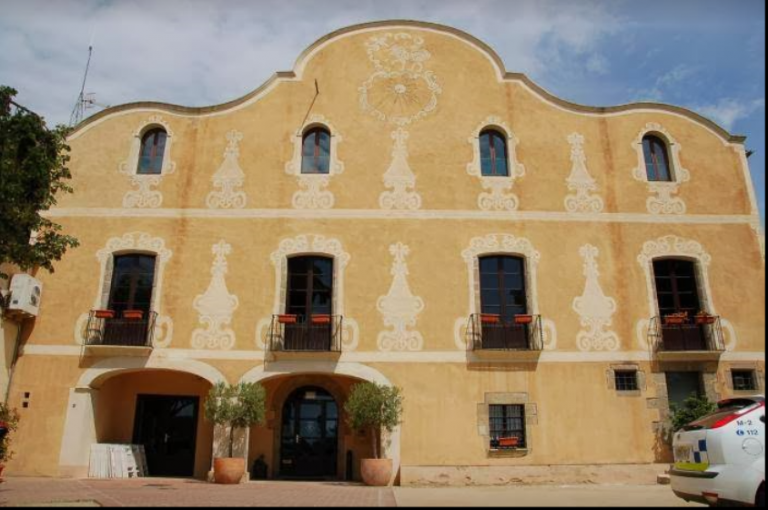 Independentistas atacan a puñetazos a una pareja española por quitar lazos en Alella