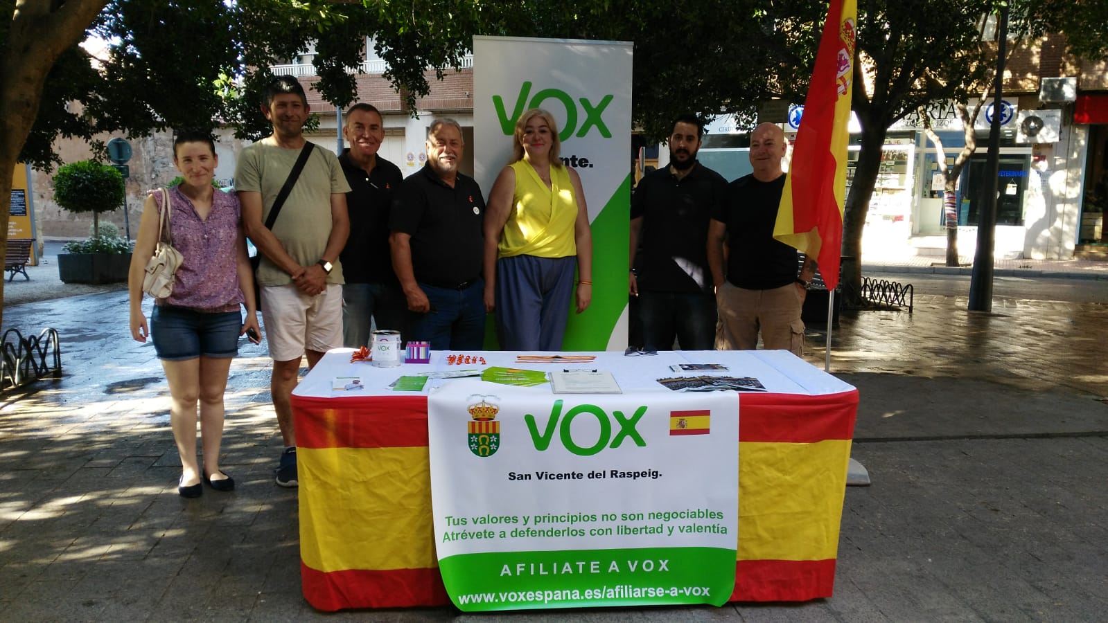 ALICANTE (ESPAÑA), 02.09.2018. La líder provincial alicantina de VOX (tercera posición a la derecha) junto a la militancia de la formación española. Lasvocesdelpueblo