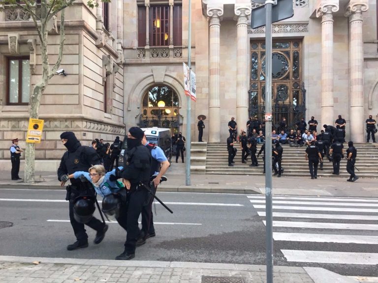 Mozos desalojan a golpes de porras a atrincherados independentistas ante el Tribunal