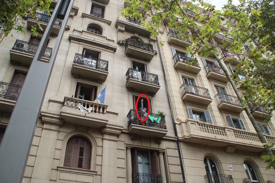 AVENIDA DE EL PARALELO DE BARCELONA (ESPAÑA), 09.09.2018. Vista del independnetista haciendo el saludo nazi desde el balcón. Lasvocesdelpueblo (1)