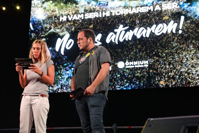 El independentismo festeja su secuestro de guardias civiles del 20-S con otras amenazas