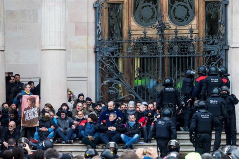 Piden prisión para independentistas que bloquearon los accesos al Tribunal el 23-F