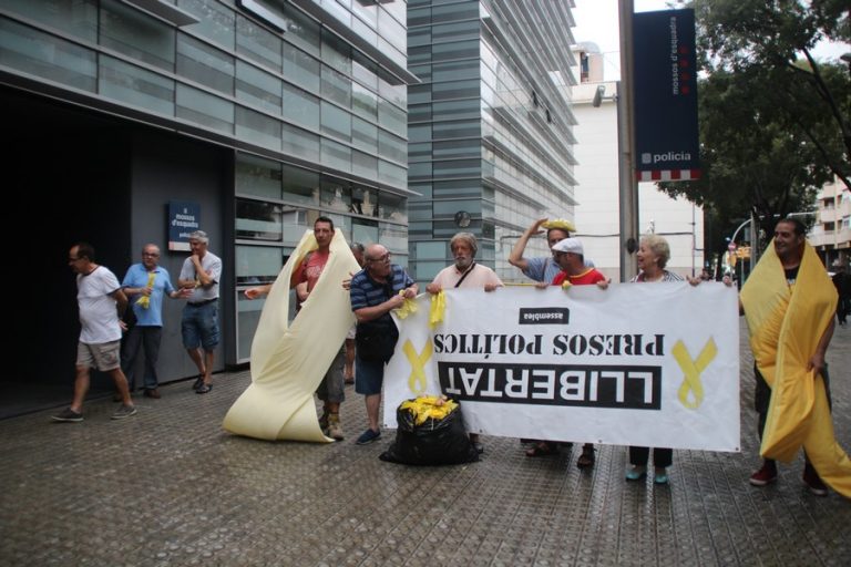 Resistencia se auto-identifica con lazos gigantes ante «doble vara de medir de los Mozos»