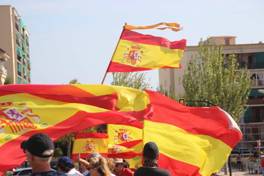 EL MASNOU (BARCELONA) ESPAÑA, 02.09.2018. Vista de las banderas de España ondeando esta tarde en el puente de El Masnou. Lasvocesdelpueblo (1)