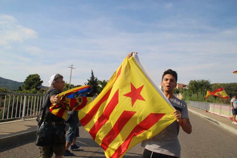El hijo independentista acosa a su madre por española y ella rompe a llorar