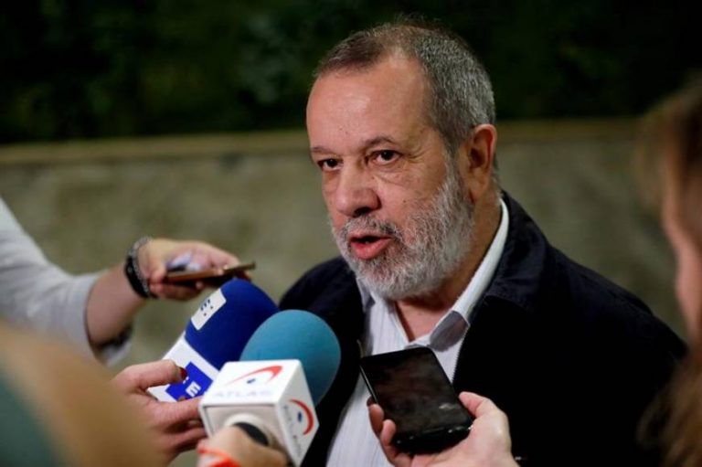 El Defensor del Pueblo rechaza los lazos amarillos incluso en «edificios públicos»