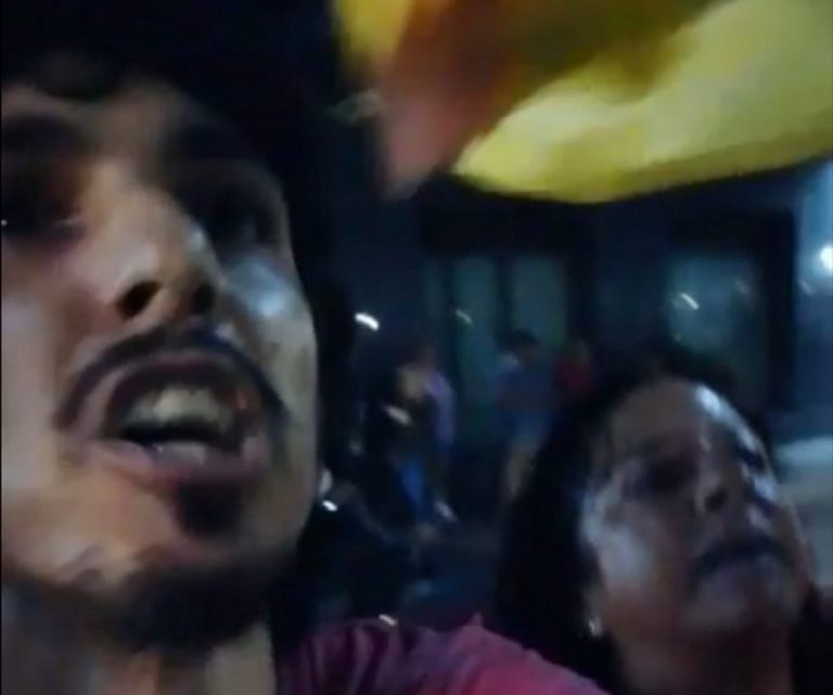 Independentistas acosan a un empresario español en Blanes por tumbar lazos amarillos