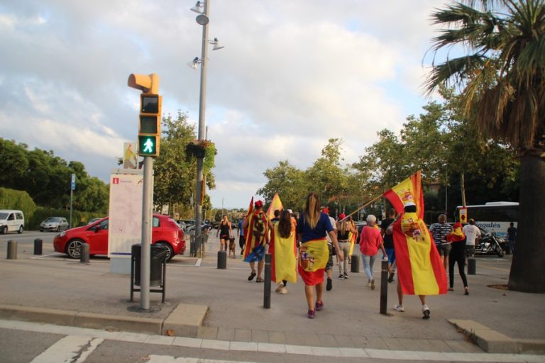 Las españolas liberan Alella cantando «En pie si eres español» y tumbando lazos amarillos