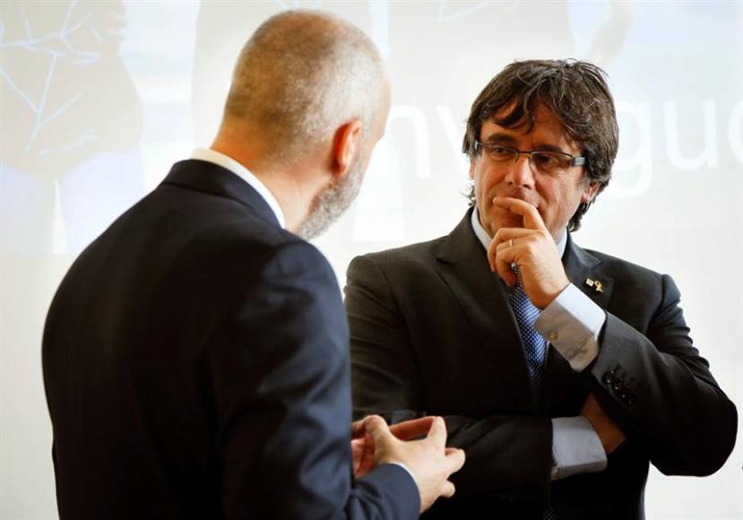 HASSELT (BÉLGICA), 19.09.2018. Carles Puigdemont, expresidente de Cataluña (d), conversa con un representante de la PXL University College de Hasselt. Efe